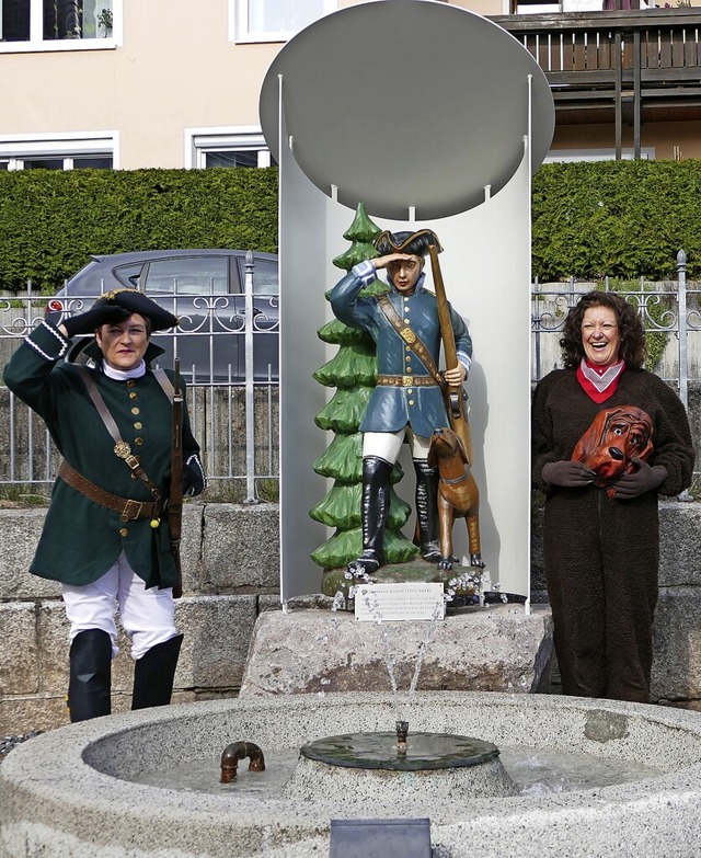 Gabriele Booz (links) und Christine Wi...f neuem Sockel und mit Wetterschutz.    | Foto: Ralf Morys