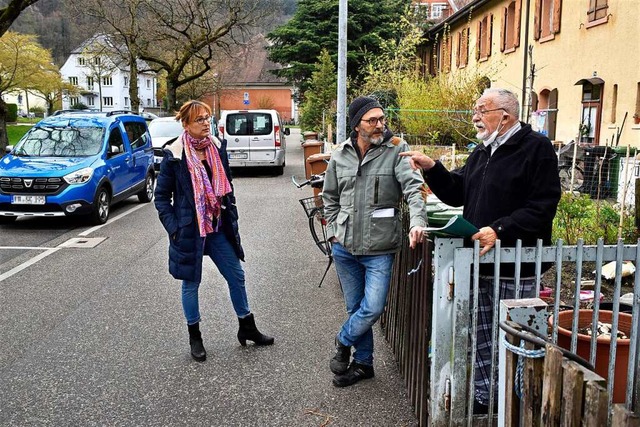 ber die Verkehrssituation in der Sied...zi mit ihrem Nachbarn Wolfgang Schmid.  | Foto: Thomas Kunz