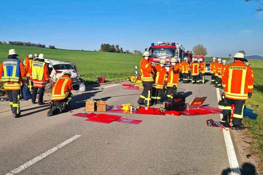 Die Rettungskrfte waren mit einem Groaufgebot vor Ort.  | Foto: kamera24