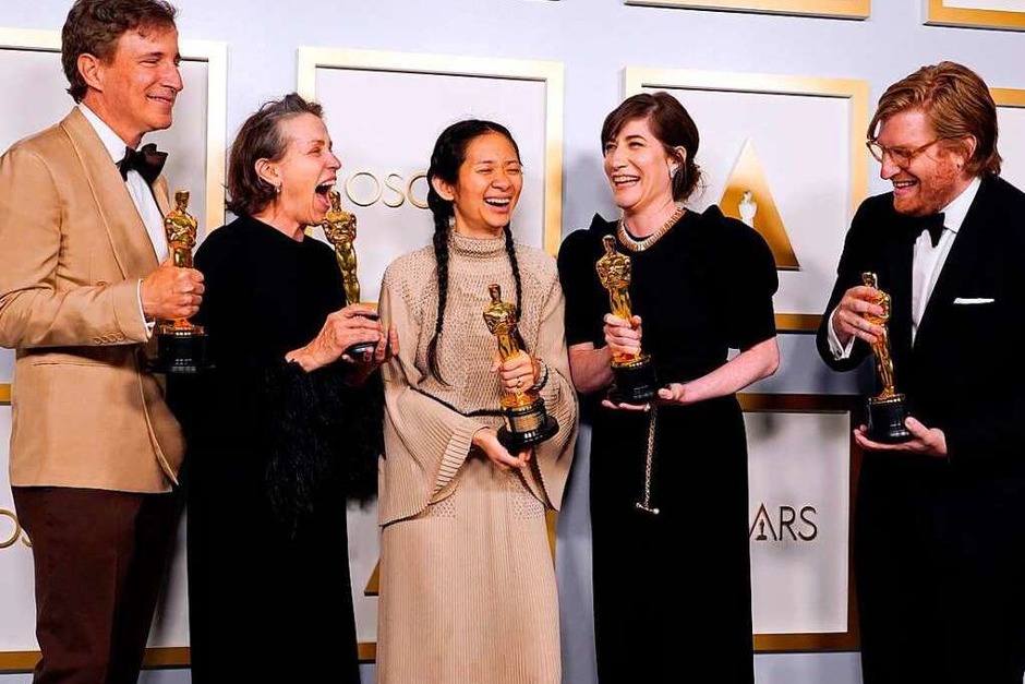 Von Links: Die Produzenten Peter Spears, Frances McDormand, Chloe Zhao, Mollye Asher und Dan Janvey. (Foto: CHRIS PIZZELLO (AFP)) Von Links: Die Produzenten Peter Spears, Frances McDormand, Chloe Zhao, Mollye Asher und Dan Janvey. (Foto: CHRIS PIZZELLO (AFP))