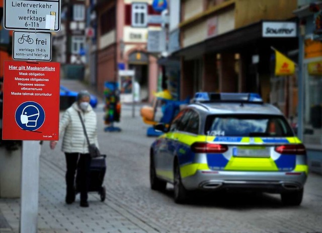 Polizei und Ordnungsdienst kontrollier... in der Innenstadt eingehalten wird.    | Foto: Bettina Schaller