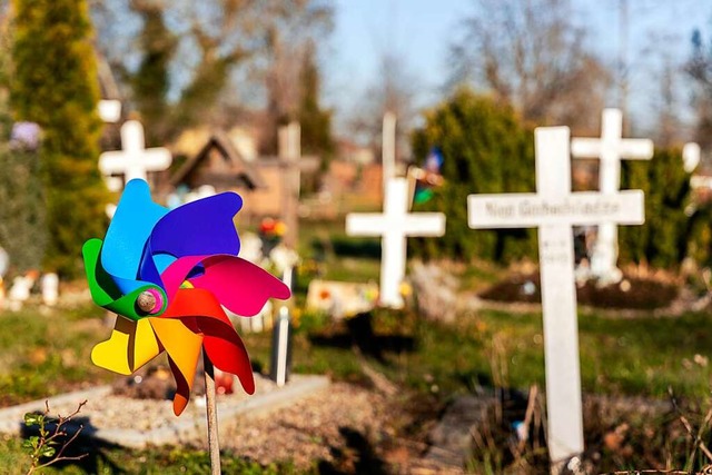 Das Foto zeigt Grber von Kindern auf dem Hauptfriedhof in Freiburg.  | Foto: Joss Andres