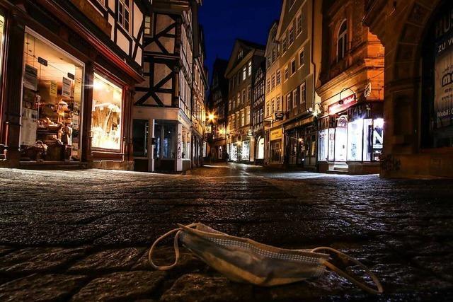 Klagen gegen Notbremse haben wenig Aussicht auf schnellen Erfolg