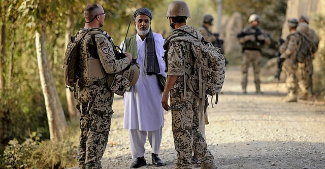 Ein Bundeswehrsoldat (links) und ein D...Kundus  mit einem einheimischen Mann.   | Foto: Maurizio Gambarini (picture alliance /dpa)