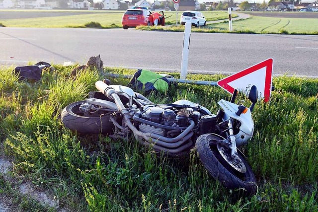 Der Fahrer und der Sozius des Motorrad...tzt ins Klinikum Lahr gebracht werden.  | Foto: Wolfgang Knstle