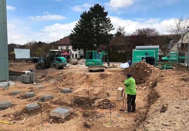 Die Baustelle zwischen Rathaus und Sch...latz zu schaffen fr die Umgestaltung.  | Foto: Michael Drfler