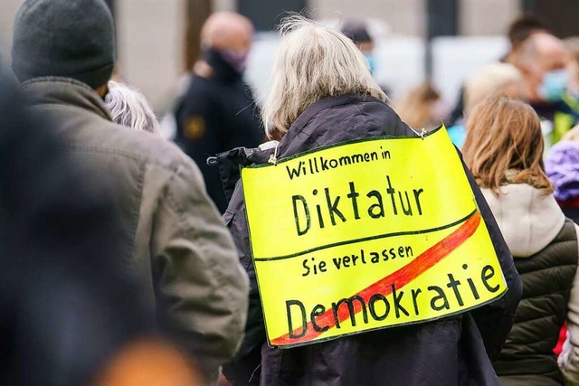 Verfassungsschutz beobachtet Gruppieru...der &#8222;Querdenker&#8220;-Bewegung.  | Foto: Frank Rumpenhorst (dpa)