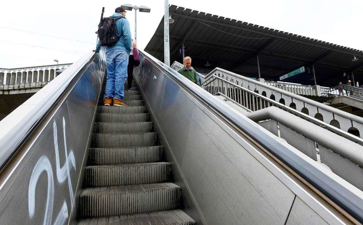 Auf der Rolltreppe von Gleis 1 des Fre...che belstigt worden sein. Archivbild.  | Foto: Ingo Schneider