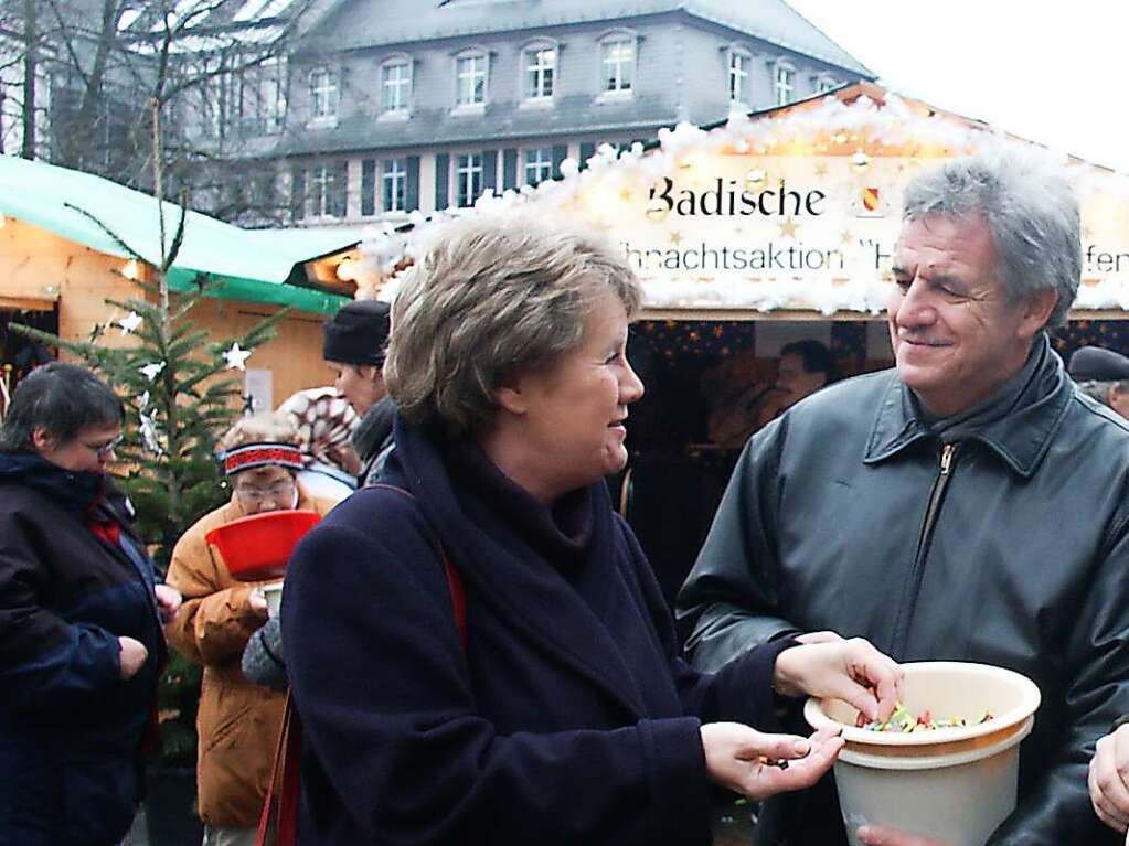 Ebenfalls 2002: Stickelberger verkauft Lose frdie BZ-Aktion Weihnachtswunsch