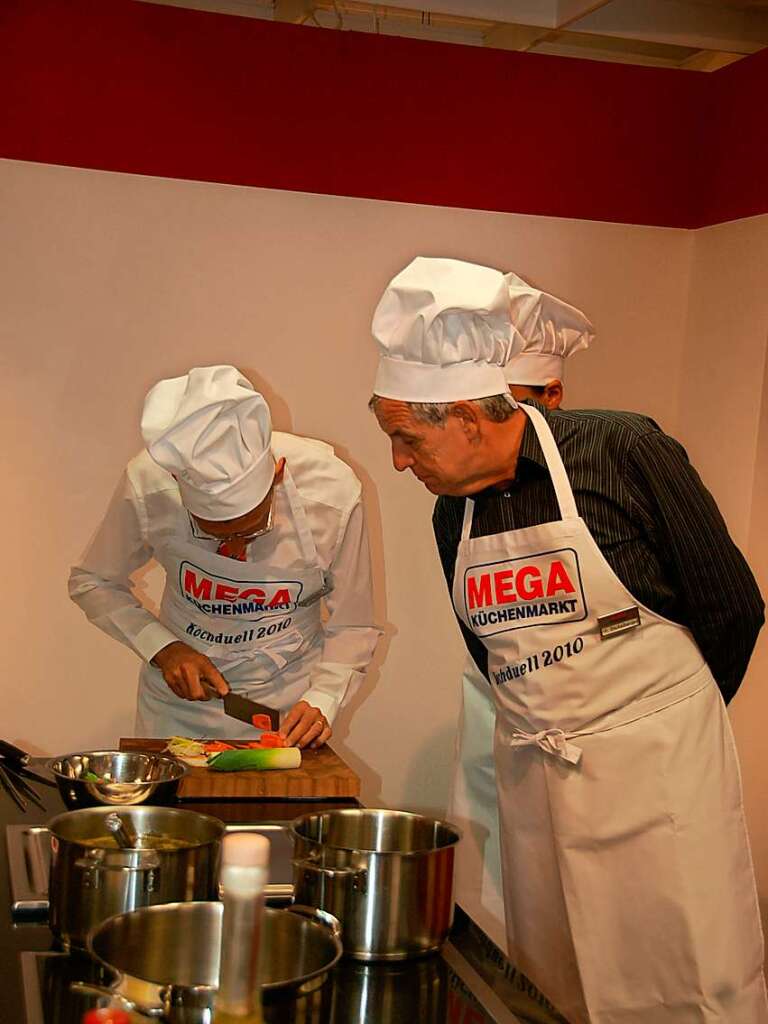 Zwei Abgeordnete am Herd: Rainer Stickelberger (rechts) beobachet Armin Schuster beim Gemseschneiden. Das Bild entstand 2010 beim Binzener Frhling.