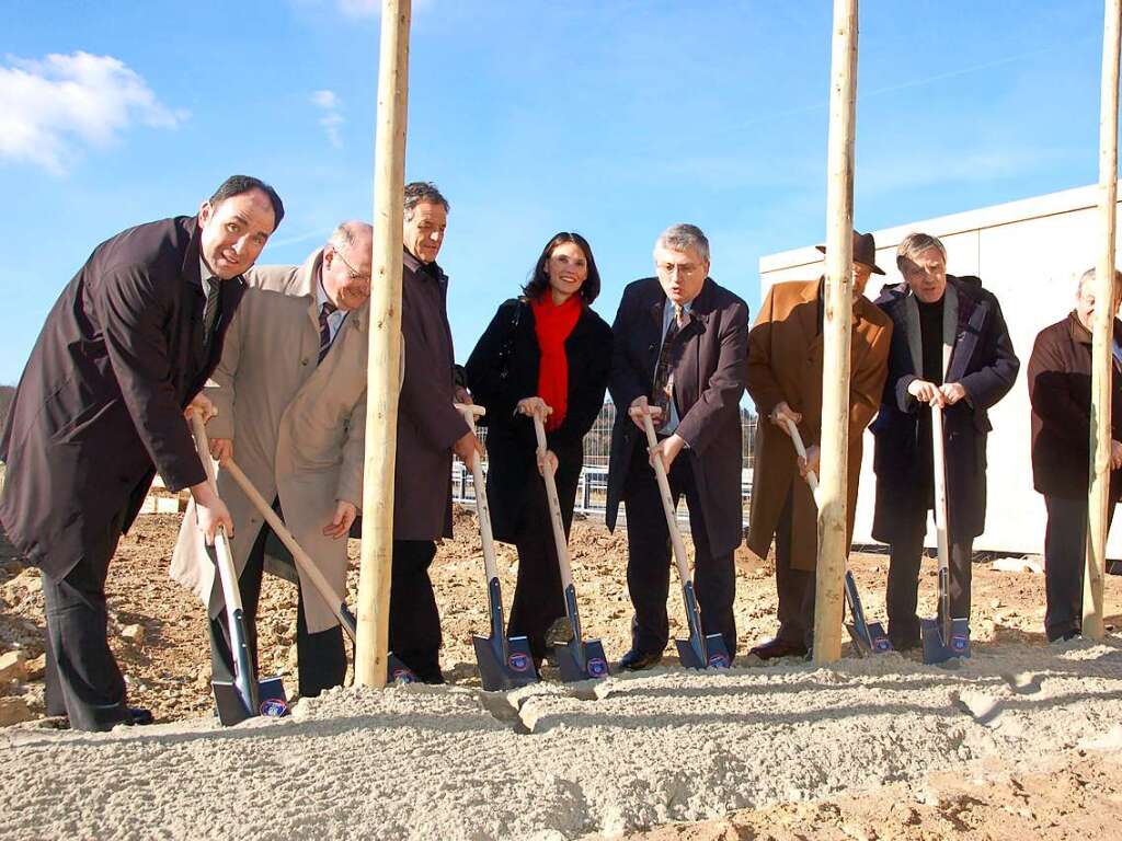 2008: Spatenstich fr die neue Dultenaugraben-Brcke (von links): Walter Holderried (Erster Landesbeamter),  Hans-Joachim Bumann (Leiter der Abteilung Straenwesen und Verkehr im Regierungsprsidium), Rainer Stickelberger (MdL), Rita Schwarzelhr-Sutter (MdB) und Regierungsprsident Julian Wrtenberger.