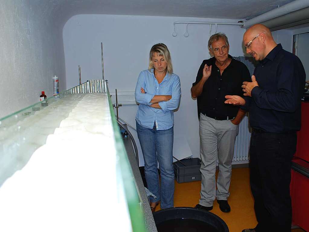 2009: Physiklehrer Hermann Klein (rechts) erklrt Rainer Stickelberger und Christiane Cyperrek die Experimente, die Schler im Phaenovum machen.