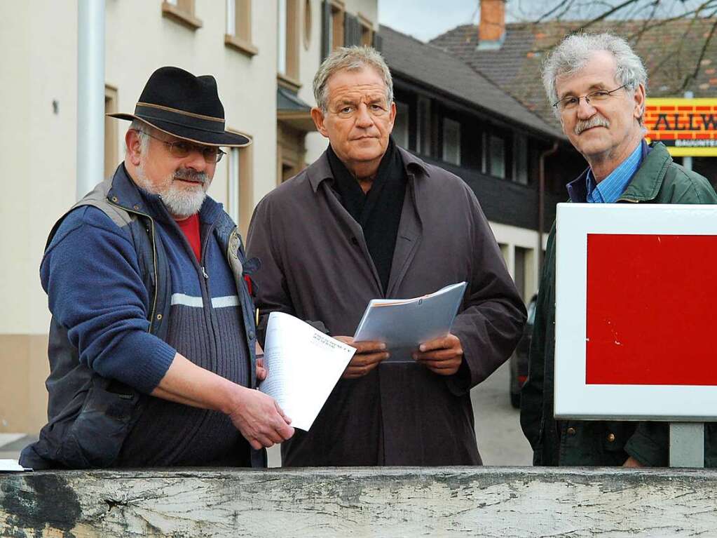 2009: Der Vorsitzende der  Pro Schiene Wiesental, Karl Argast (links), und sein Stellvertreter Jost Noller (rechts) bergaben  SPD- MdL Rainer Stickelberger  in Kandern ihre Anregungen zum Nahverkehrsplan.