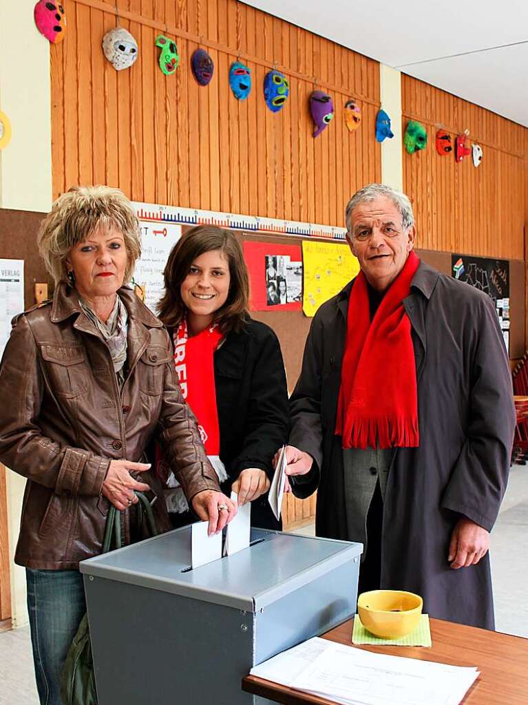 Landtagswahl 2001: Rainer Stickelberger  bei der Stimmabgabe in der Haltinger Hans-Thoma Schule gemeinsam mit seiner Ehefrau und seiner Tochter