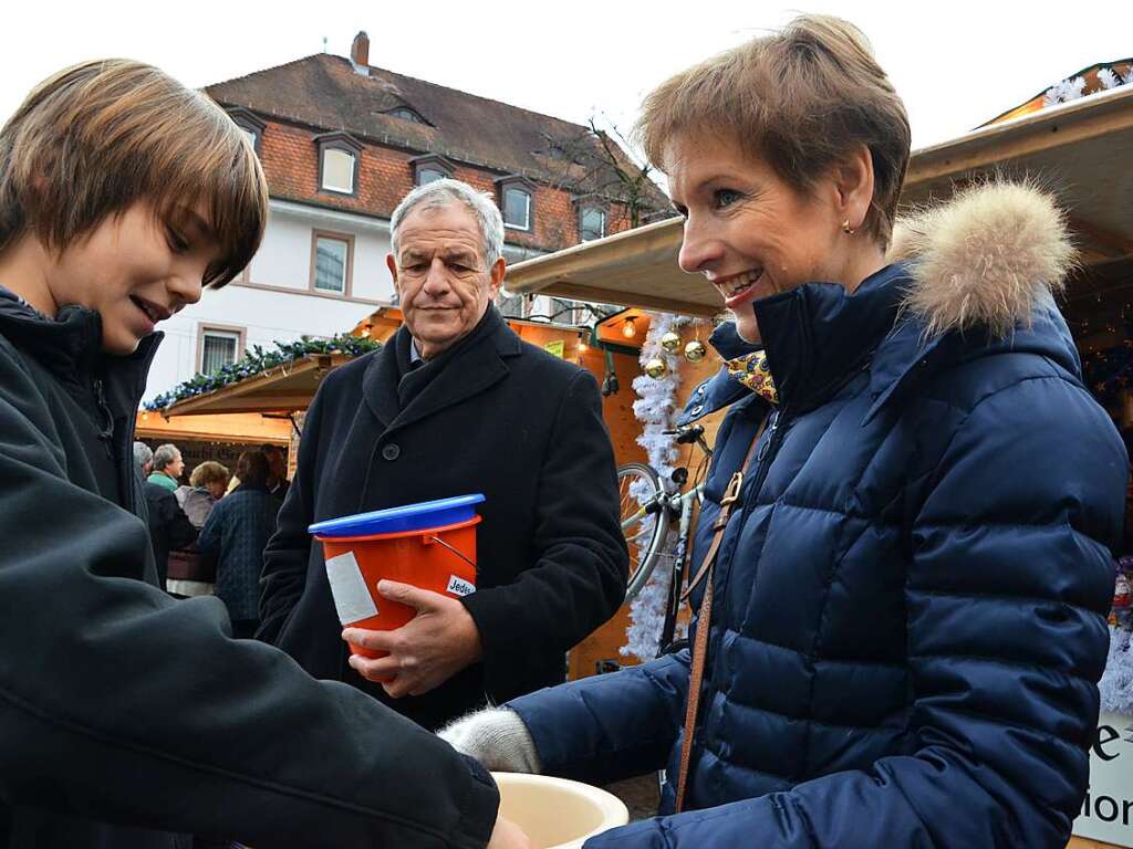 Ein bekanntes Bild: Auch als Justizminister untersttze Stickelberger „Hilfe zum Helfen“. Rechts: Landrtin Marion Dammann