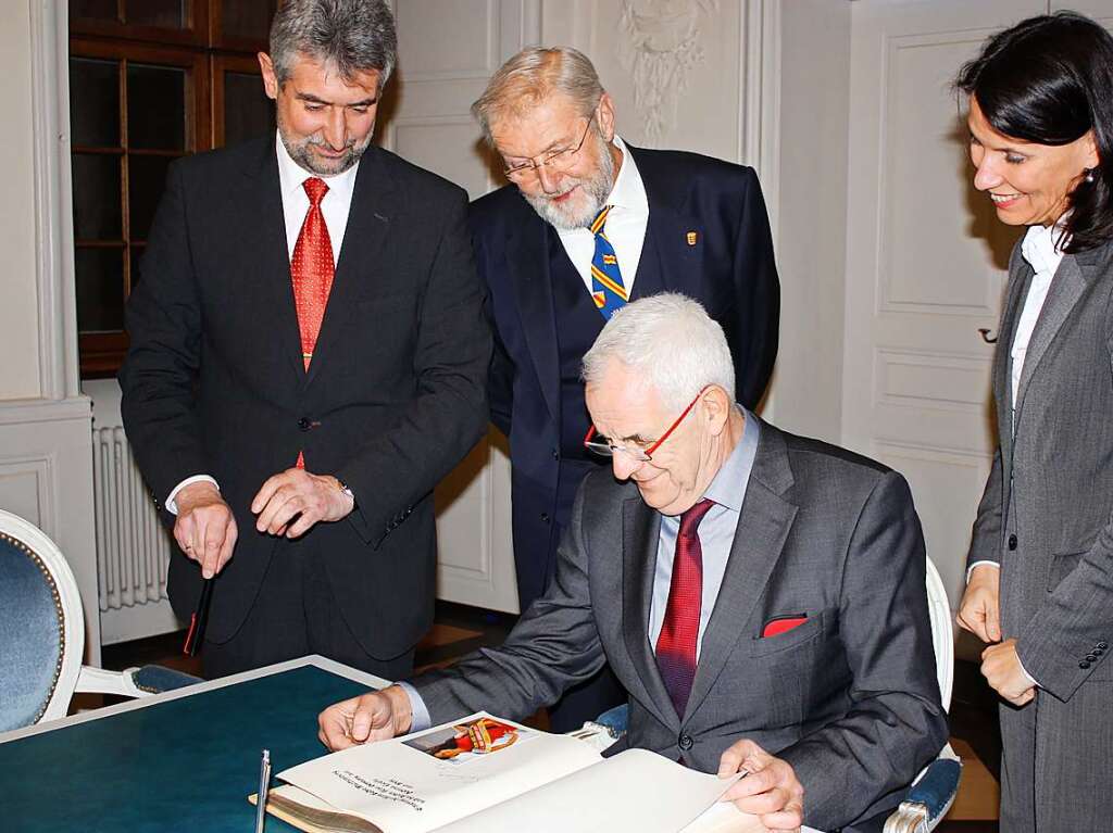 2013: Rainer Stickelberger bekommt den Gustav-Struve-Hut verliehen und trgt sich in das goldene Buch der Stadt Wehr ein.