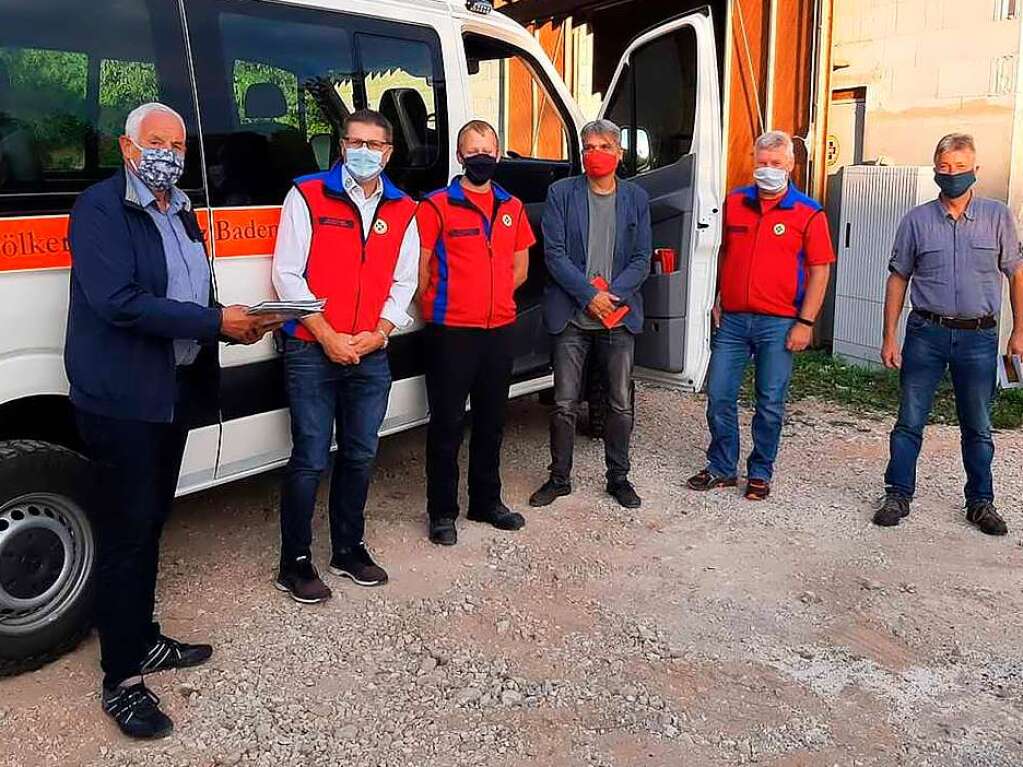 In Pandemiezeiten mit Maske:  Stickelberger besucht im September 2020 die Bergwacht in Istein.