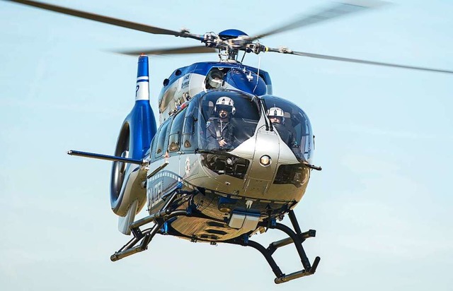 Im Einsatz ist auch ein Helikopter.  | Foto: Wolfram Kastl