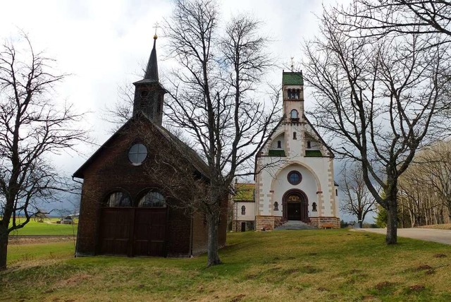 Die alte Schneekreuzkapelle (im Vorder... einer neuen Nutzung zugefhrt werden.  | Foto: Karla Scherer