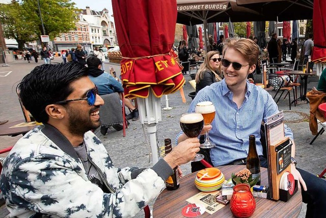 In den Niederlande ffnen die Terrasse...rotz anhaltend hoher Infektionszahlen.  | Foto: Peter Dejong (dpa)