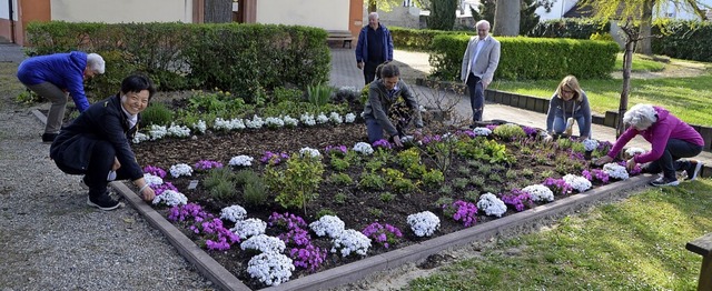 Das Projektteam legt letzte Hand an beim Sasbacher Bibelgarten.   | Foto: Roland Vitt