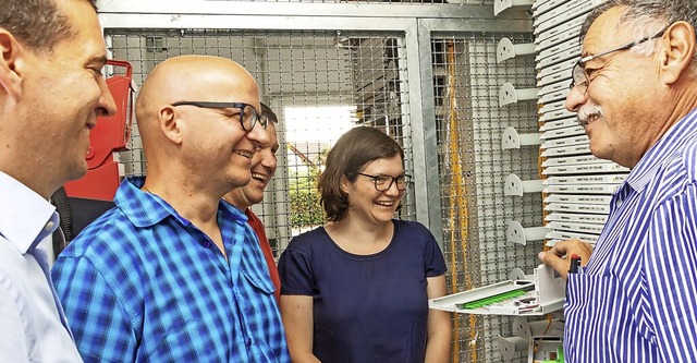 Stefan Bernauer (rechts), Breitbandbea...inderten die kommunizierende Technik.  | Foto: Wilfried Dieckmann