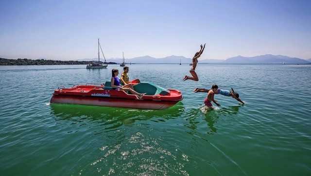 Entspannt durch die Sonne tuckern:Tretbootfahrer auf demChiemsee  | Foto: Chiemgau Tourismus e.V. (dpa)