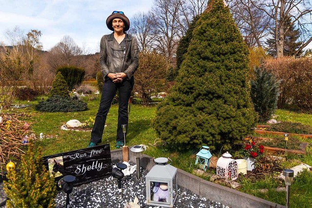 Die Tierbestatterin Petra Gro auf dem Tierfriedhof in Freiburg-Littenweiler.  | Foto: Joss Andres