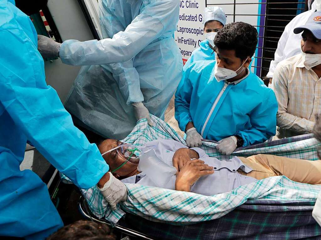 Indien befindet sich im Ausnahmezustand: berfllte Krankenhuser lehnen Patienten ab, Hinterbliebene mssen ihre Angehrigen selbst einschern. In vielen Orten ist der medizinische Sauerstoff ausgegangen.