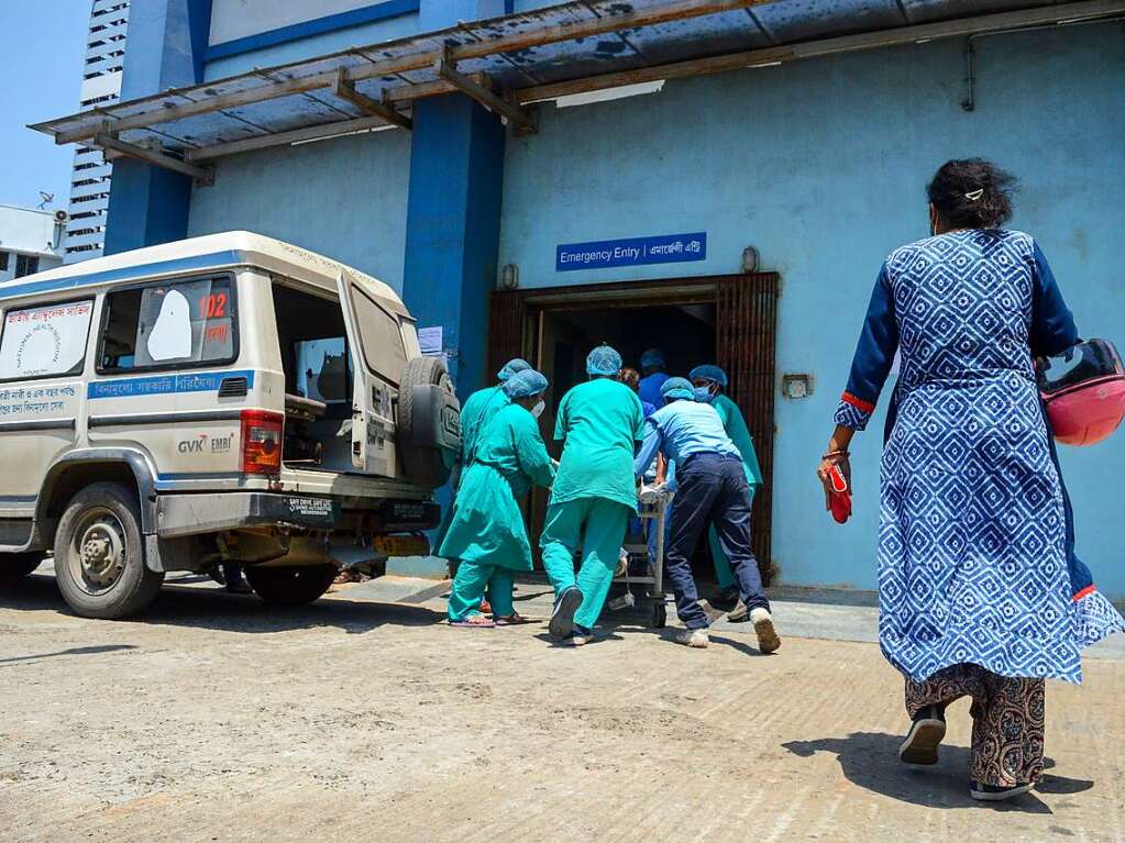 Indien befindet sich im Ausnahmezustand: berfllte Krankenhuser lehnen Patienten ab, Hinterbliebene mssen ihre Angehrigen selbst einschern. In vielen Orten ist der medizinische Sauerstoff ausgegangen.