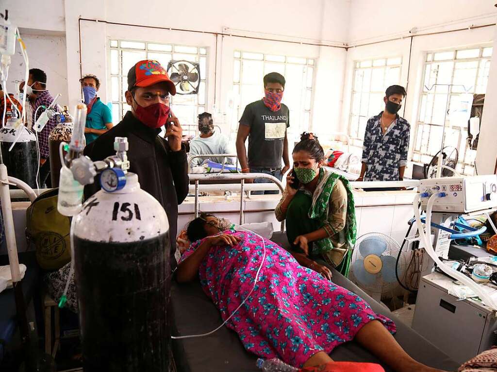 Indien befindet sich im Ausnahmezustand: berfllte Krankenhuser lehnen Patienten ab, Hinterbliebene mssen ihre Angehrigen selbst einschern. In vielen Orten ist der medizinische Sauerstoff ausgegangen.