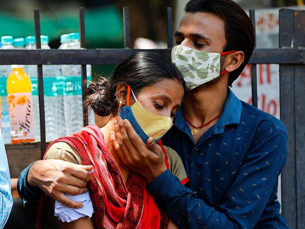 Angehrige eines COVID-19-Opfers reagieren vor dem Lok Nayak Jaiprakash Narayan COVID-19-Krankenhaus.