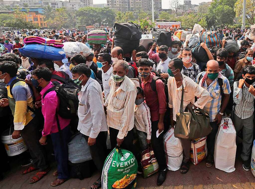 Indien befindet sich im Ausnahmezustand: berfllte Krankenhuser lehnen Patienten ab, Hinterbliebene mssen ihre Angehrigen selbst einschern. In vielen Orten ist der medizinische Sauerstoff ausgegangen.