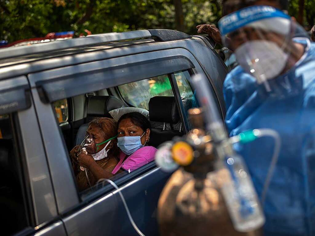 Indien befindet sich im Ausnahmezustand: berfllte Krankenhuser lehnen Patienten ab, Hinterbliebene mssen ihre Angehrigen selbst einschern. In vielen Orten ist der medizinische Sauerstoff ausgegangen.