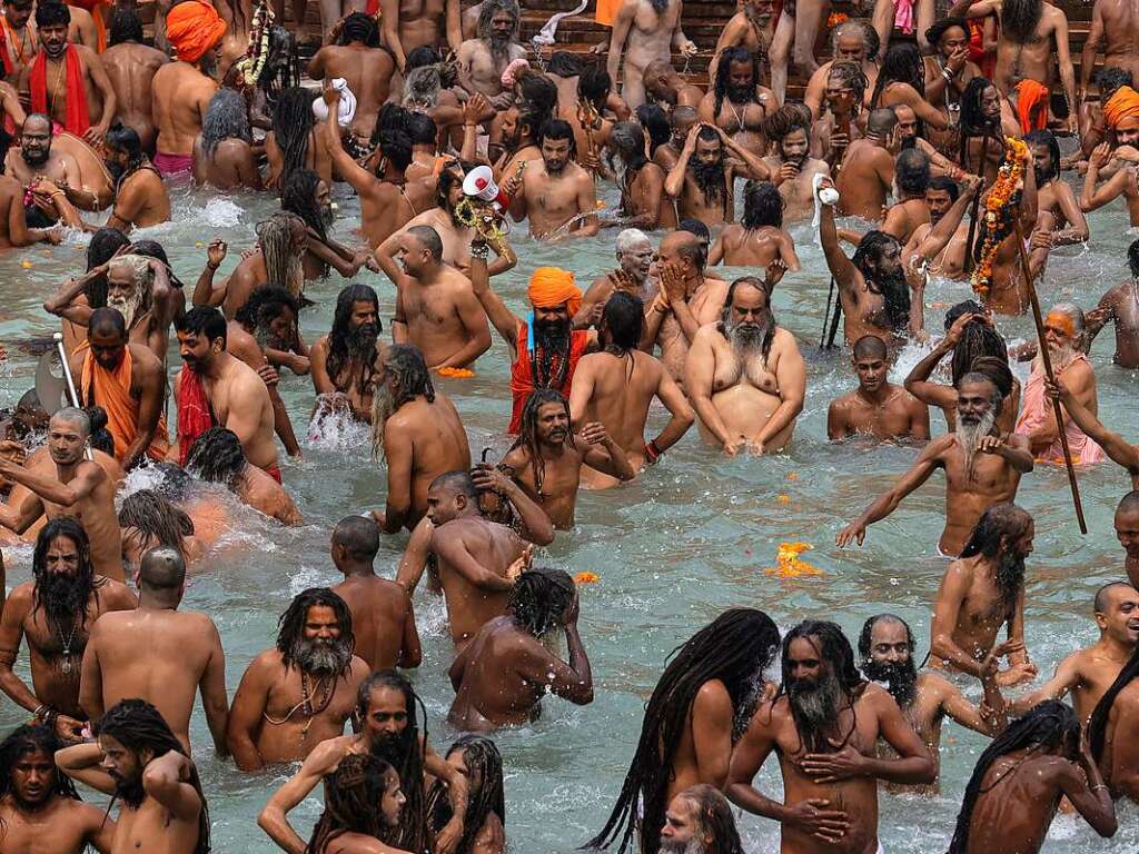 Glubige nehmen anlsslich des Kumbh Mela, dem grten religisen Fests des Hinduismus, ein traditionelles Bad im Ganges. Wahlen in manchen Teilen des Landes und religise Feste fhrten zu einem hohen Anstieg der Neuinfektionen.