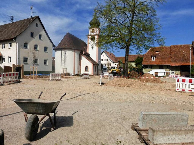 Derzeit noch Baustelle, bald neu gesta...telpunkt: der Dorfplatz in Offnadingen  | Foto: Andrea Gallien