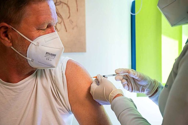 Impfung in einer Hausarztpraxis in Rheinland-Pfalz.  | Foto: Sebastian Gollnow (dpa)