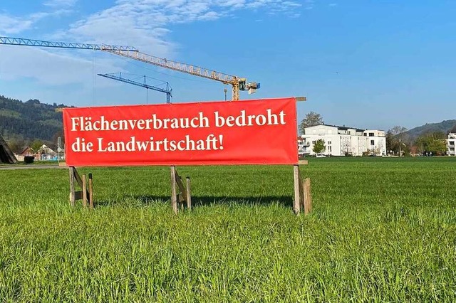 Wo gebaut wird, wird auch protestiert.... sich als Opfer des Flchenverbrauchs.  | Foto: Klaus Riexinger