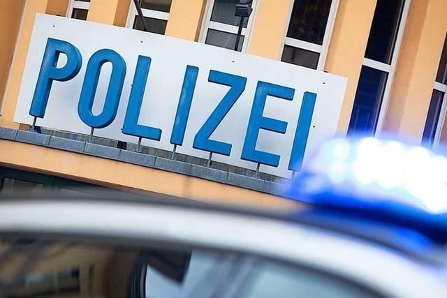 Ein Fahrer begeht Unfallflucht nach missglcktem berholmanver in Gundelfingen