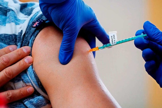 Noch immer ist der Nachschub an Impfst... sagt der Mllheimer Arzt Bernd Gugel.  | Foto: Sebastian Willnow (dpa)