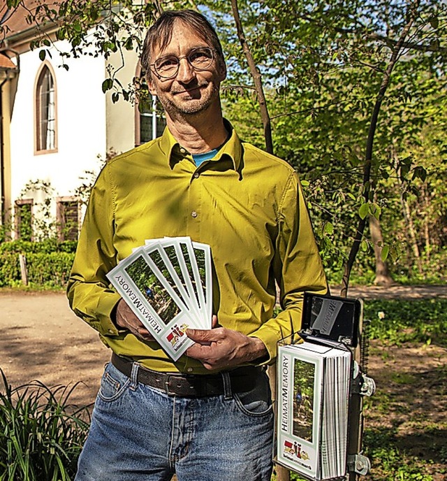 Armin Keller  prsentiert die Flyer fr das Heimatmemory.  | Foto: Hubert Gemmert