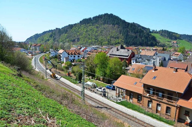 Am Kollnauer Bahnhof - wie auch im obe...tzte Lcken der Oberleitung schlieen.  | Foto: Nikolaus Bayer