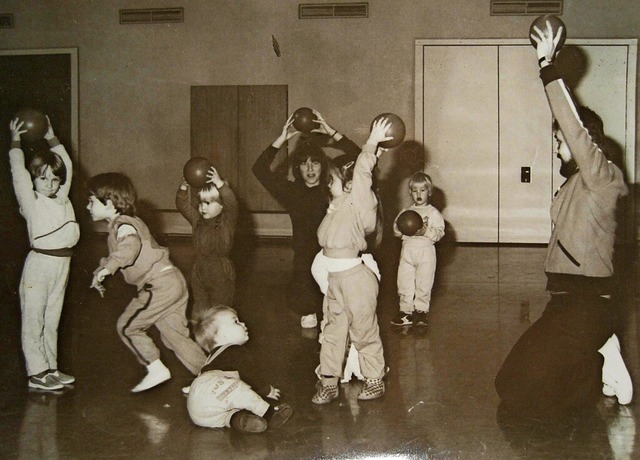 <ppp></ppp> und in den 1980er-Jahren (...ls bungsleiter beim DJK-Kinderturnen.  | Foto: Verein