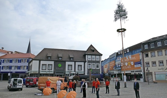 Vertreter der Kreishandwerkerschaft, d...Emmendigner Marktplatz gestellt wurde.  | Foto: Michael Strter