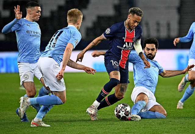 Der deutsche Nationalspieler Ilkay Gn...(ganz rechts) im Zweikampf mit Neymar   | Foto: ANNE-CHRISTINE POUJOULAT (AFP)