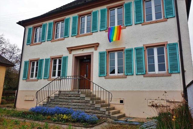 Auch am Eschbacher Pfarrhaus ist, von ... eine Regenbogenflagge gehisst worden.  | Foto: Helena Hiss