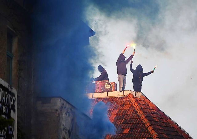 Linksradikale mit Pyrotechnik am 1. Mai 2019 in Berlin-Friedrichshain  | Foto: Ralf Hirschberger