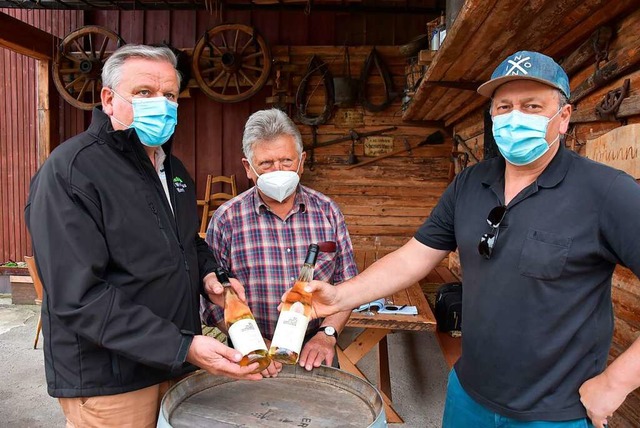 Jrgen Reiske (von links), Vorsitzende...ipert  prsentieren den Jubilumswein.  | Foto: Heinz und Monika Vollmar