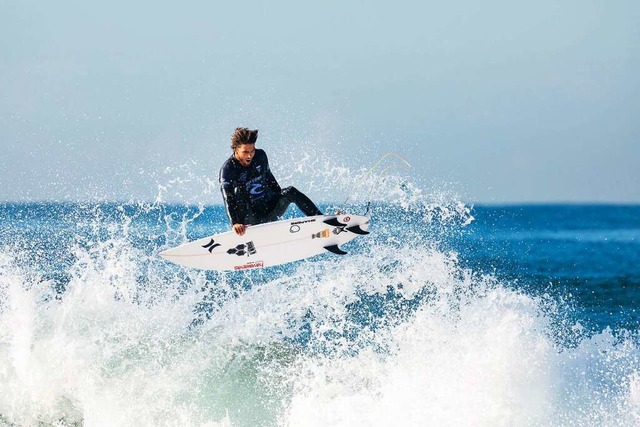 Der Surfer  Reef Heazlewood aus Austra...igt einen Sprung auf seinem Surfbrett.  | Foto: Cait Miers (dpa)