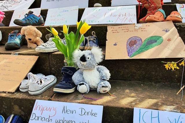 Rtin verteidigt Corona-Protest mit Kinderschuhen in Ettenheim